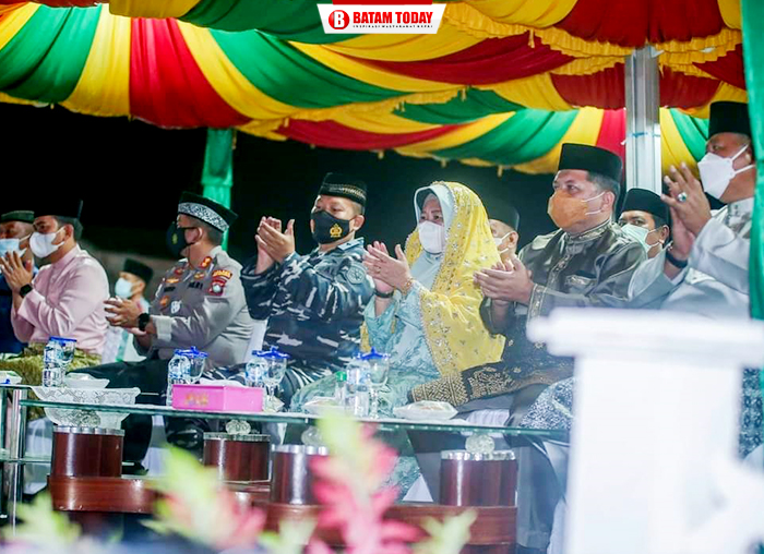 Ketua DPRD Anambas, Hasnidar turut memberi tepuk tangan atas pertunjukan tari pembuka